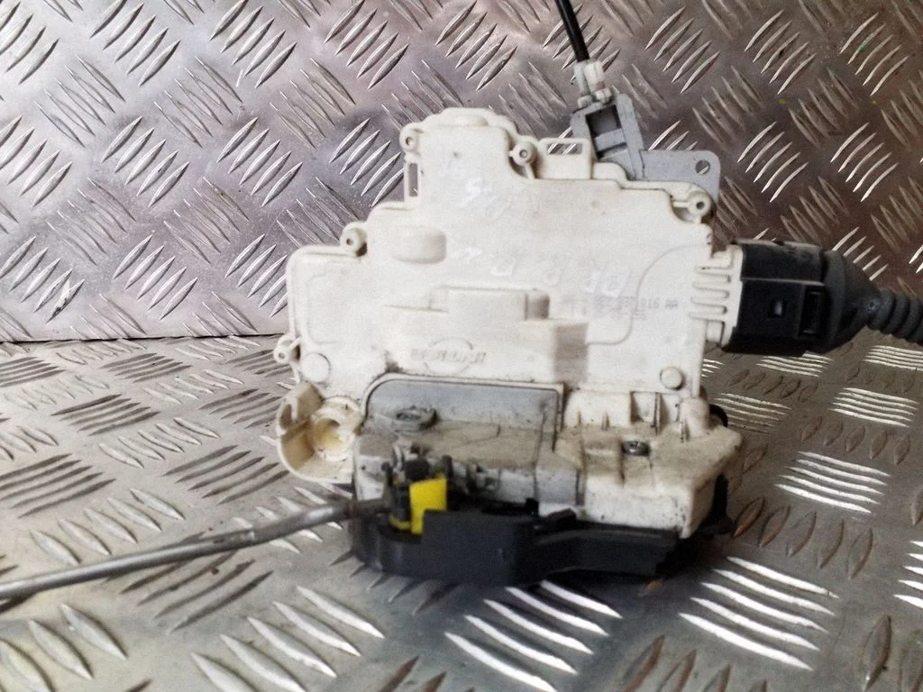Zamek drzwi przednich 8E2837016