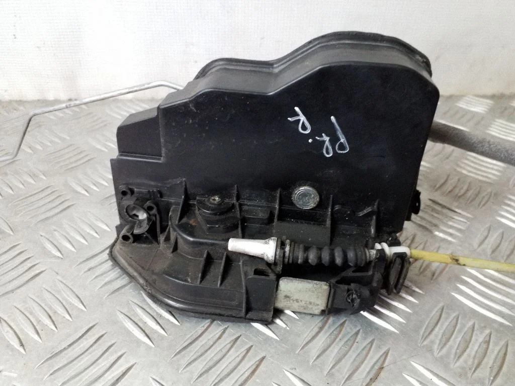 Esiukse lukk – BMW 5-seeria F10 F11 (2009-2016)