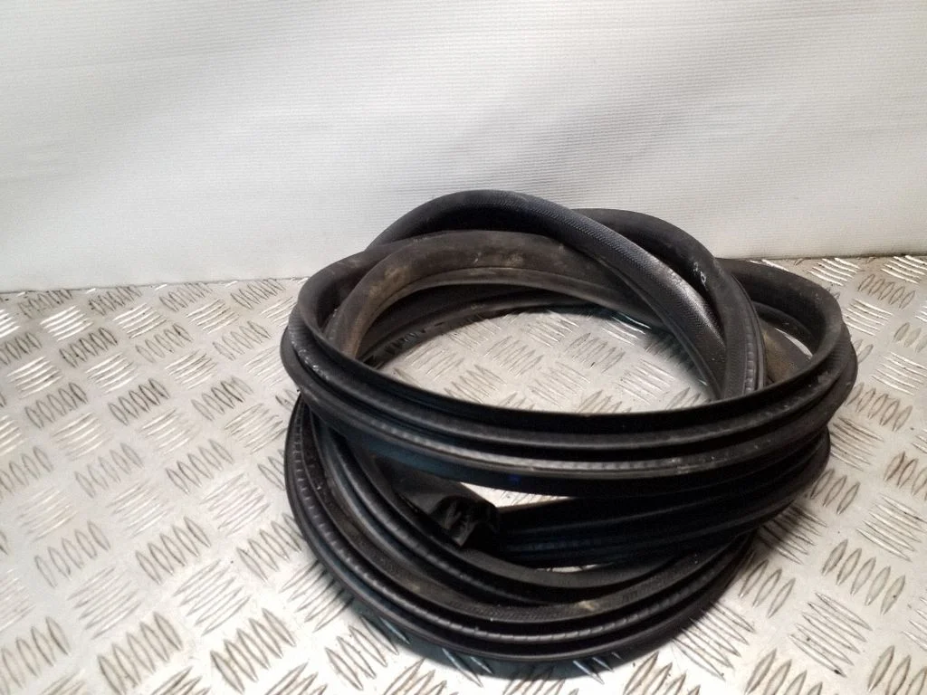 Esiukse tihend (kere pool) – parem