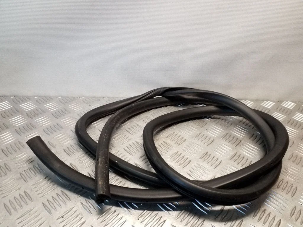 Front door rubber seal – Lexus RX III (2008-2015)