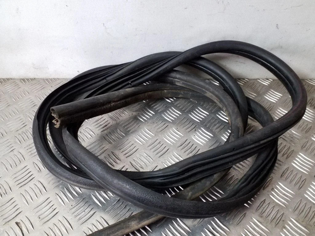 Front door rubber seal – right