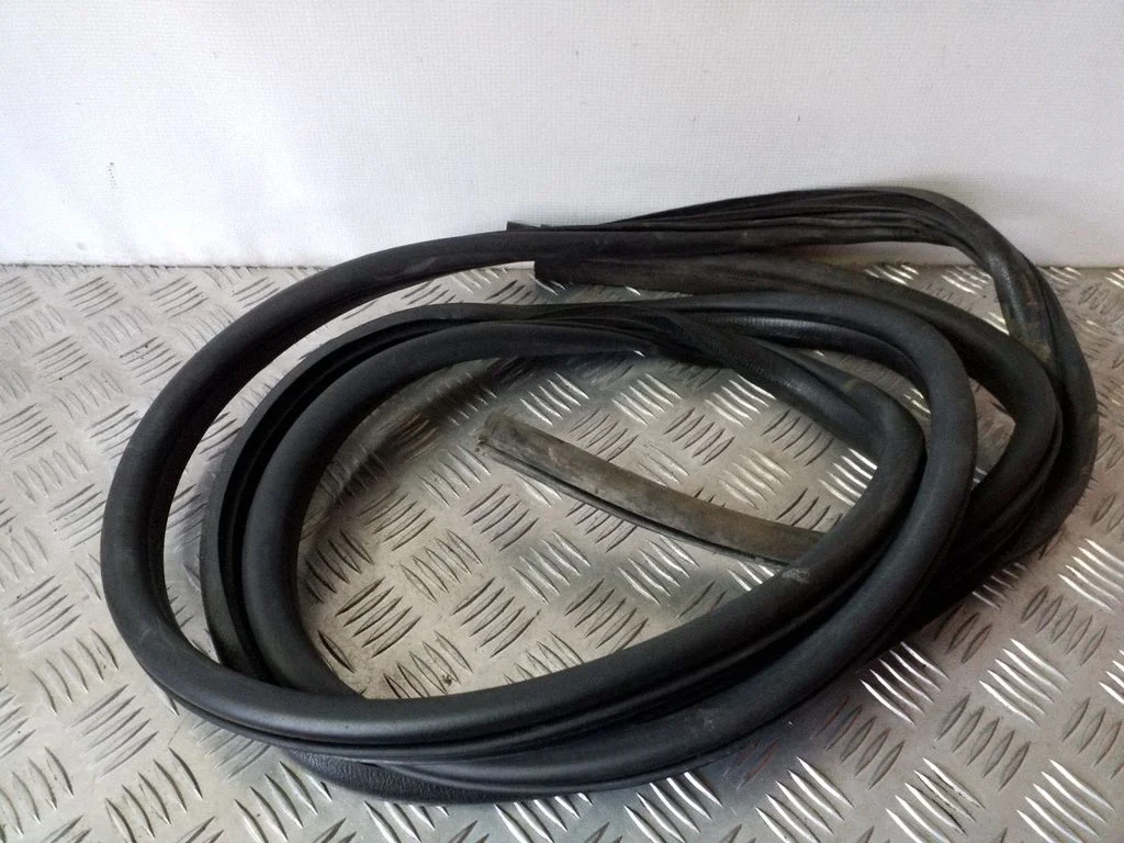 Esiukse tihend (kere pool) – vasak