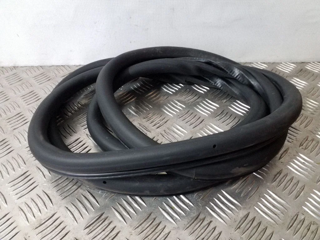 Front door rubber seal – Volkswagen Touran II (2010-2016)