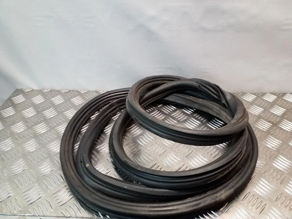 Front door rubber seal – left