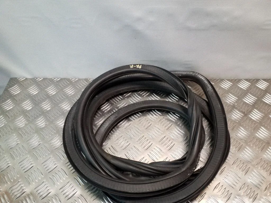 Front door rubber seal – right