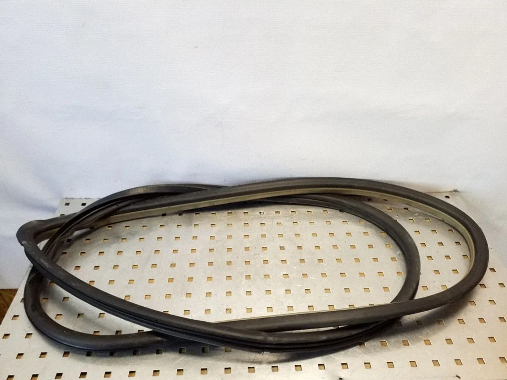 Front door rubber seal – front right