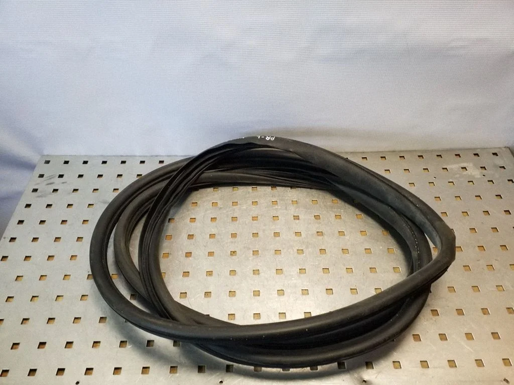 Esiukse tihend (kere pool) – Nissan Note (E11) (2006-2014), eesmine vasak
