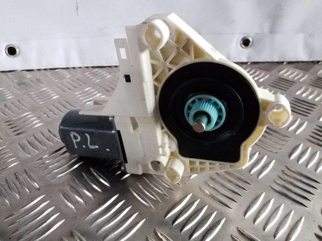 Priekšējā loga pacēlāja motoriņš 8K0959801B
