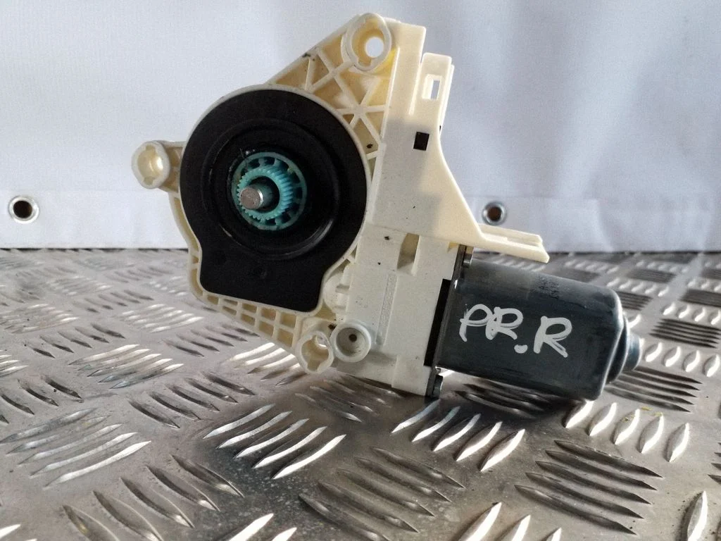 Priekšējā loga pacēlāja motoriņš 8K0959802B