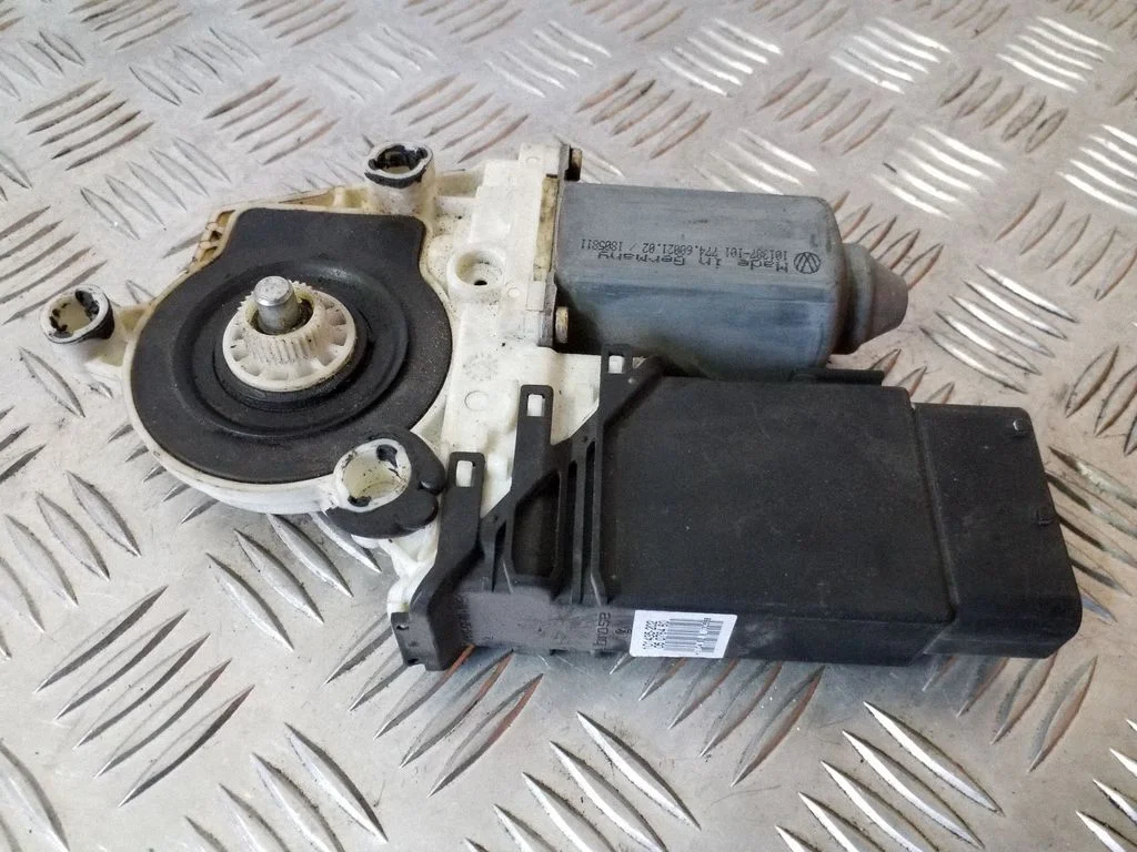 Front door window regulator motor – Volkswagen Golf IV (1998-2005)
