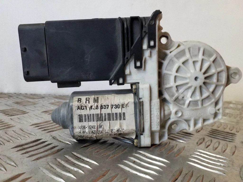 Priekšējā loga pacēlāja motoriņš 1J3837730E