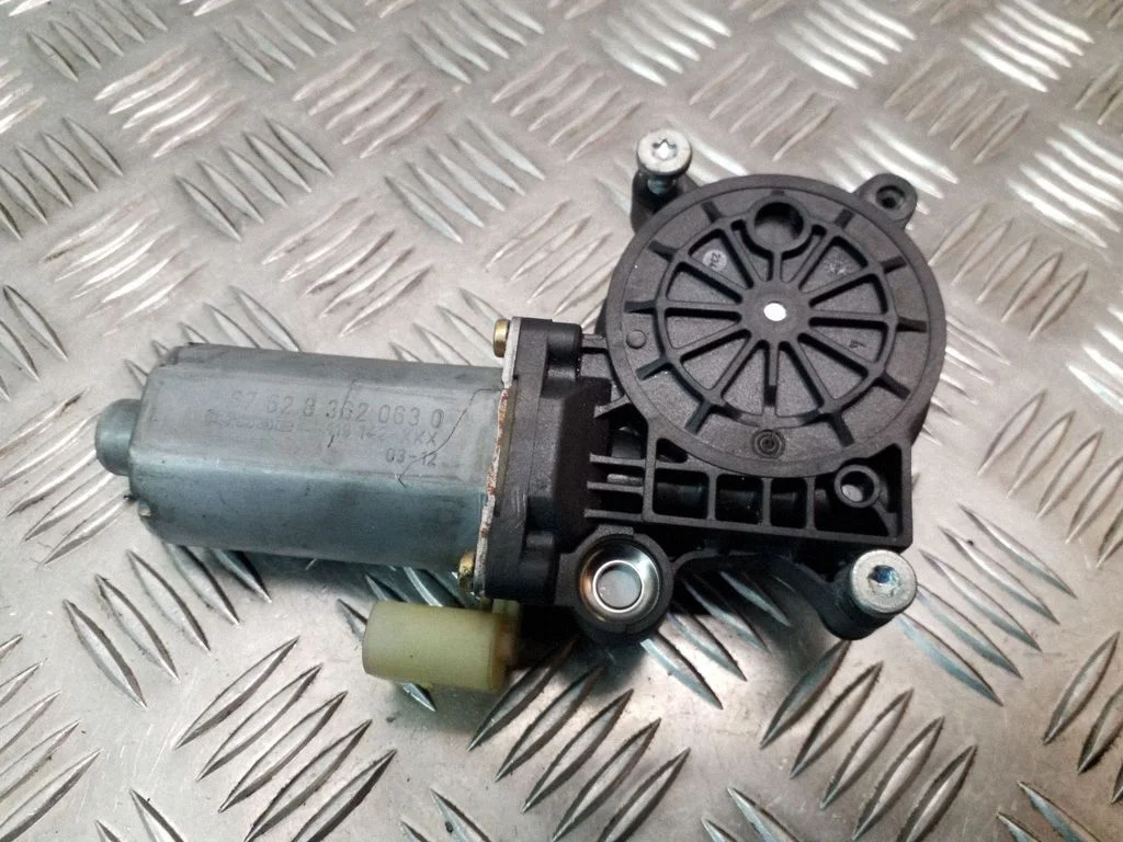 Priekšējā loga pacēlāja motoriņš 8362063