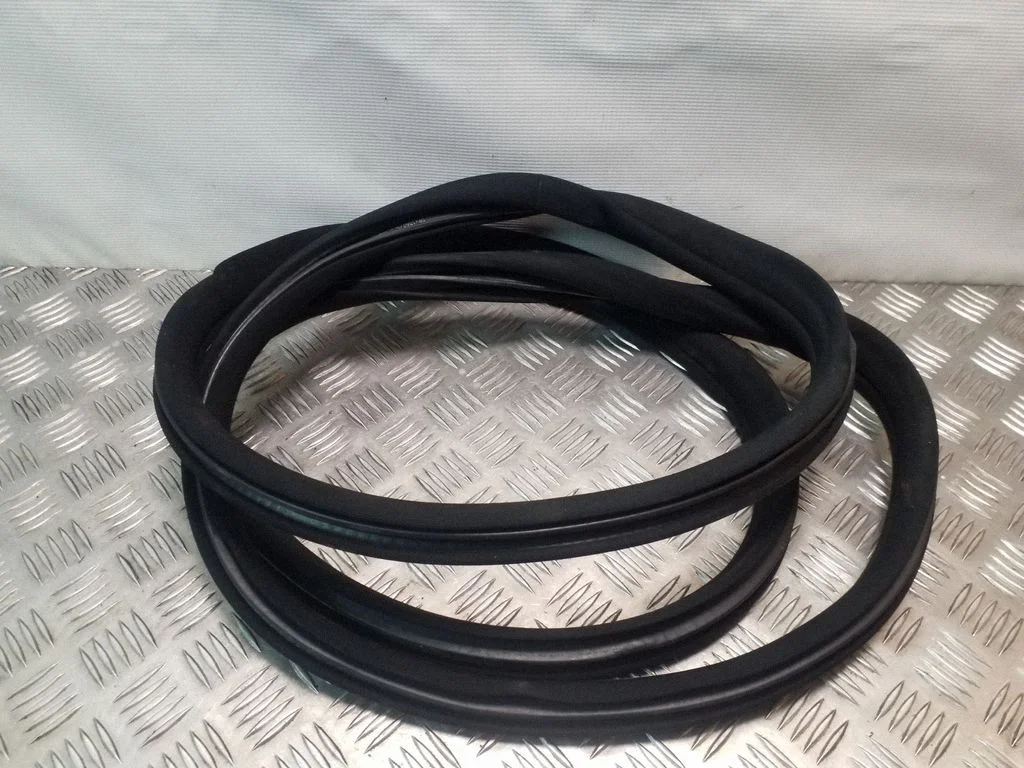 Esiukse tihend (kere pool) – Mercedes-Benz S-klass W221 (2005-2013)