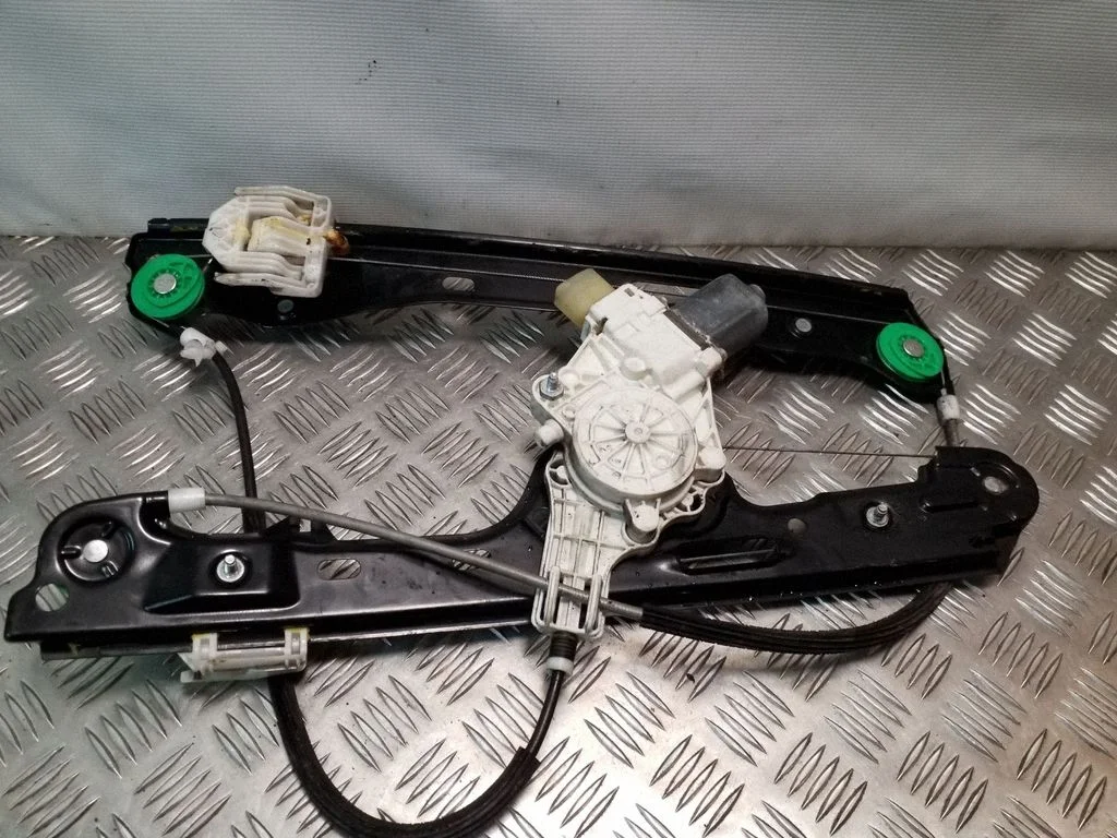 Priekšējā el. loga pacēlāja mehānisma komplekts – BMW 1. sērija E81 E87 (2004-2011)