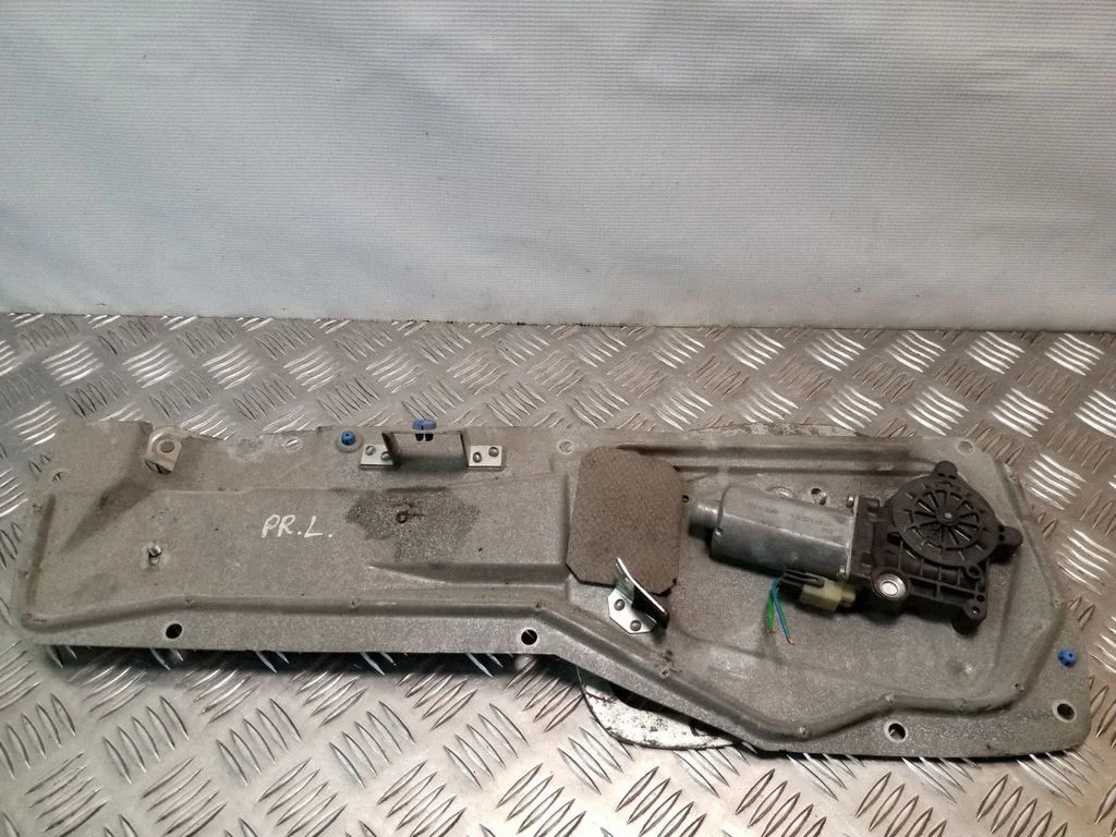 Front door window regulator with motor 9152723