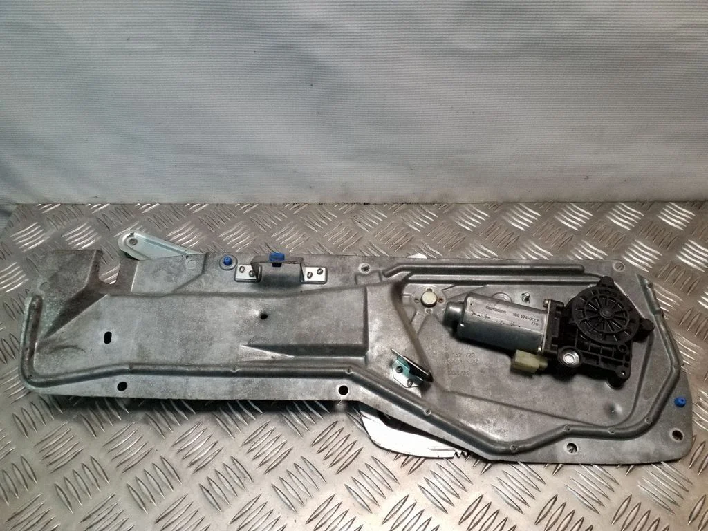 Front door window regulator with motor 9152723