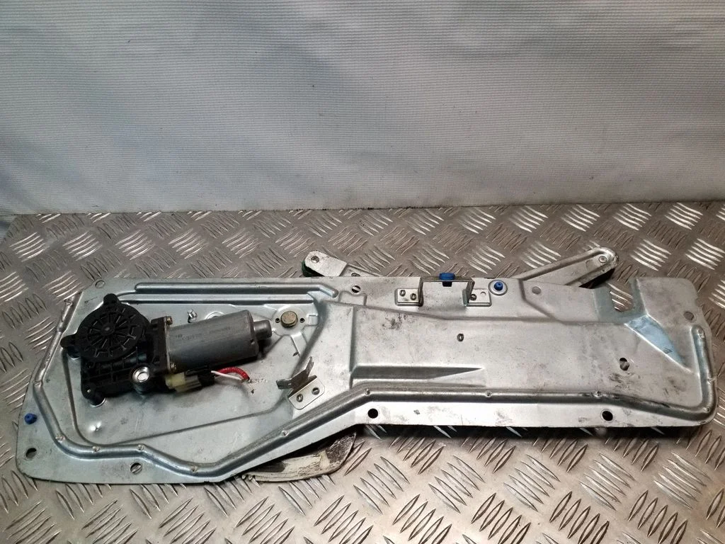 Front door window regulator with motor 9152724