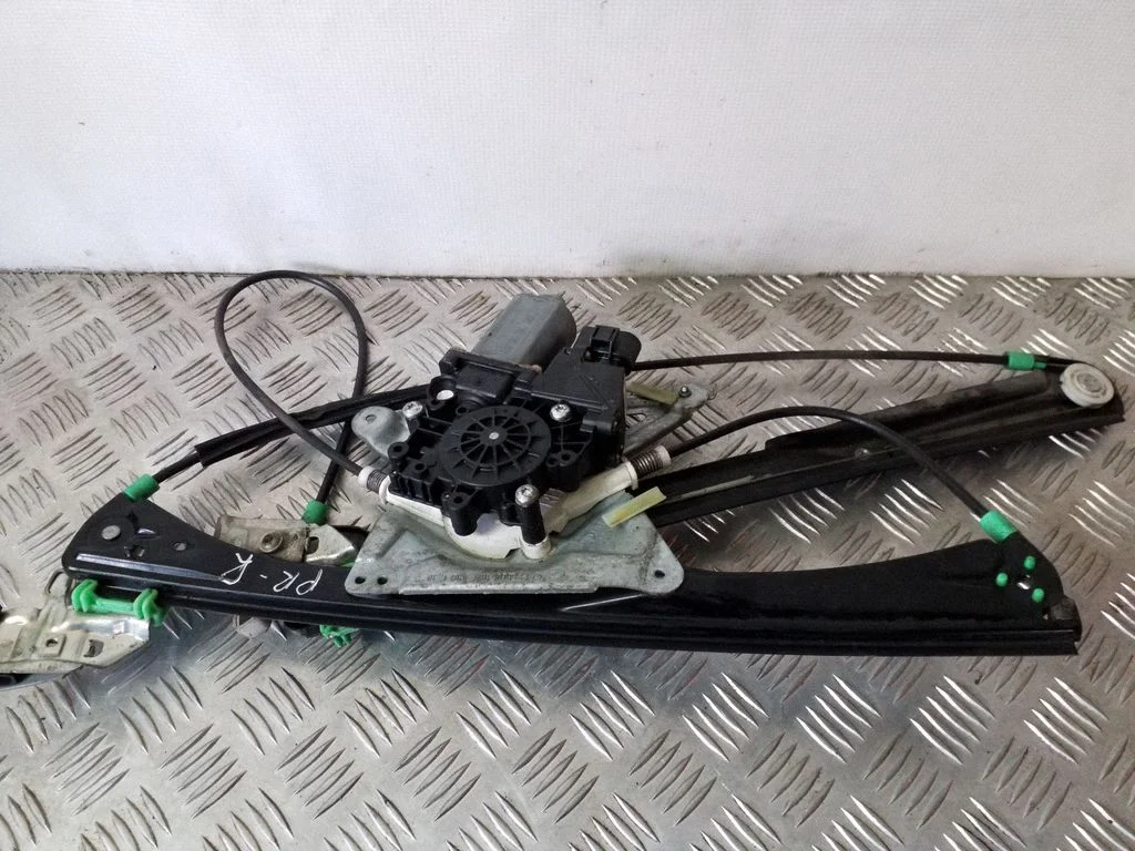 Priekšējā el. loga pacēlāja mehānisma komplekts – Audi A4 S4 B5 8D (1999-2000)