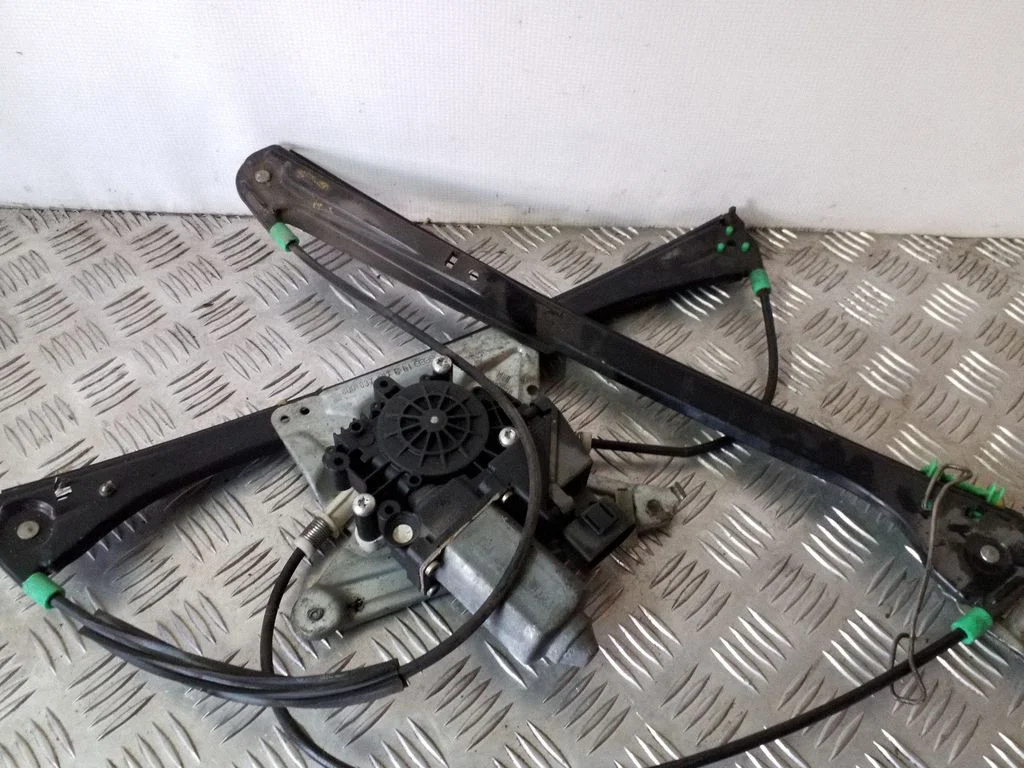Priekšējā el. loga pacēlāja mehānisma komplekts – Audi A4 S4 B5 8D (1999-2000)