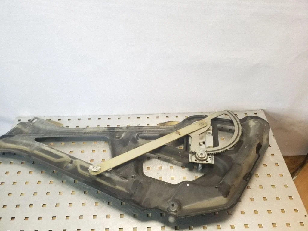 Mechaninis priekinio lango pakėlimo mechanizmas
