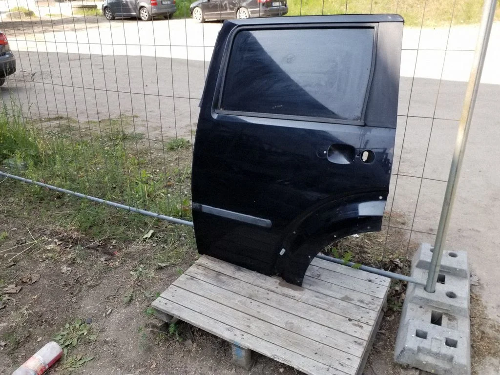 Rear door – rear left