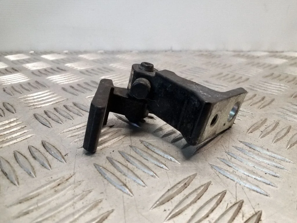 Tagaukse ülemine hing 8K0831402E