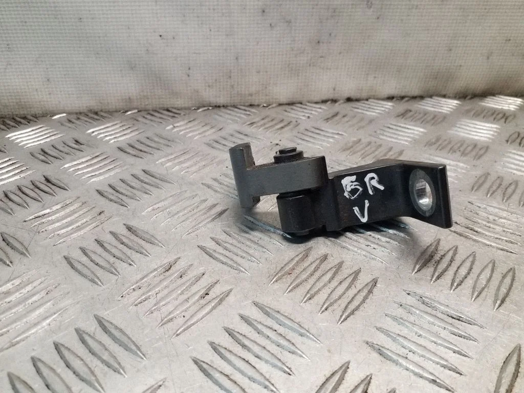 Aizmugurējā augšējā eņģe 8K0831402E