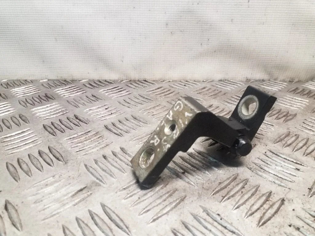 Aizmugurējā augšējā eņģe – labā
