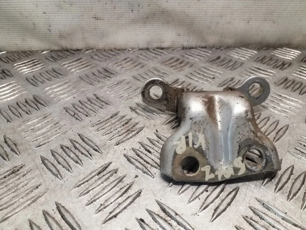 Rear door upper hinge – left