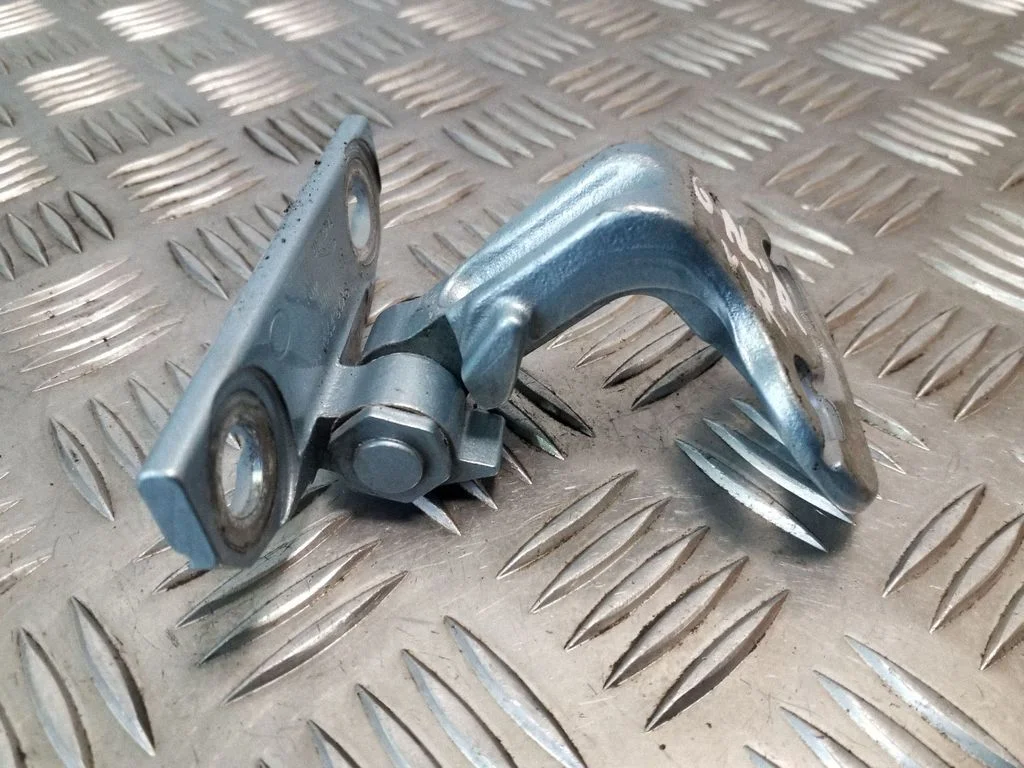 Tagaukse ülemine hing 8X23F228A66AC
