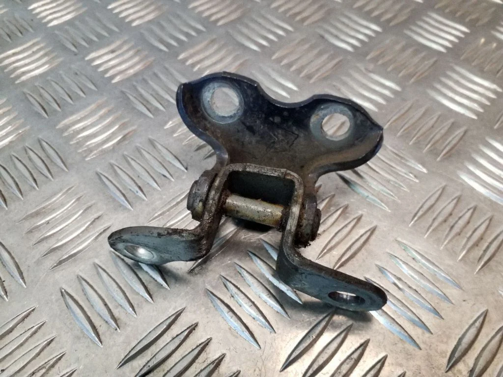 Aizmugurējā augšējā eņģe – labā