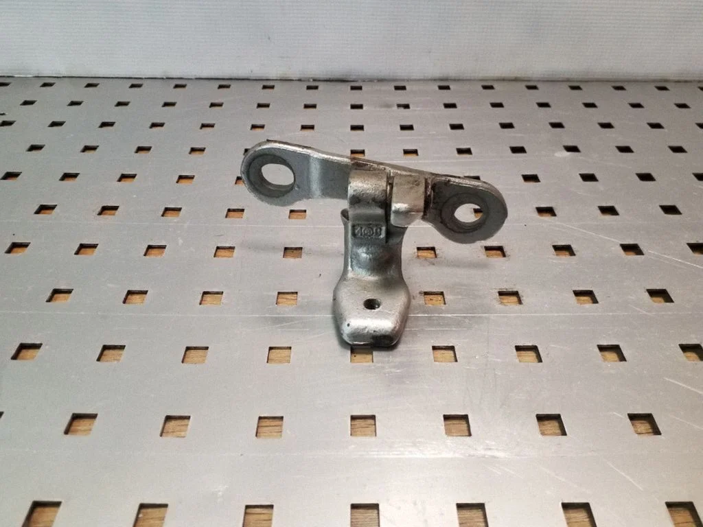 Aizmugurējā augšējā eņģe – labā