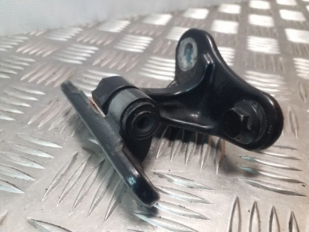 Aizmugurējā augšējā eņģe – kreisā