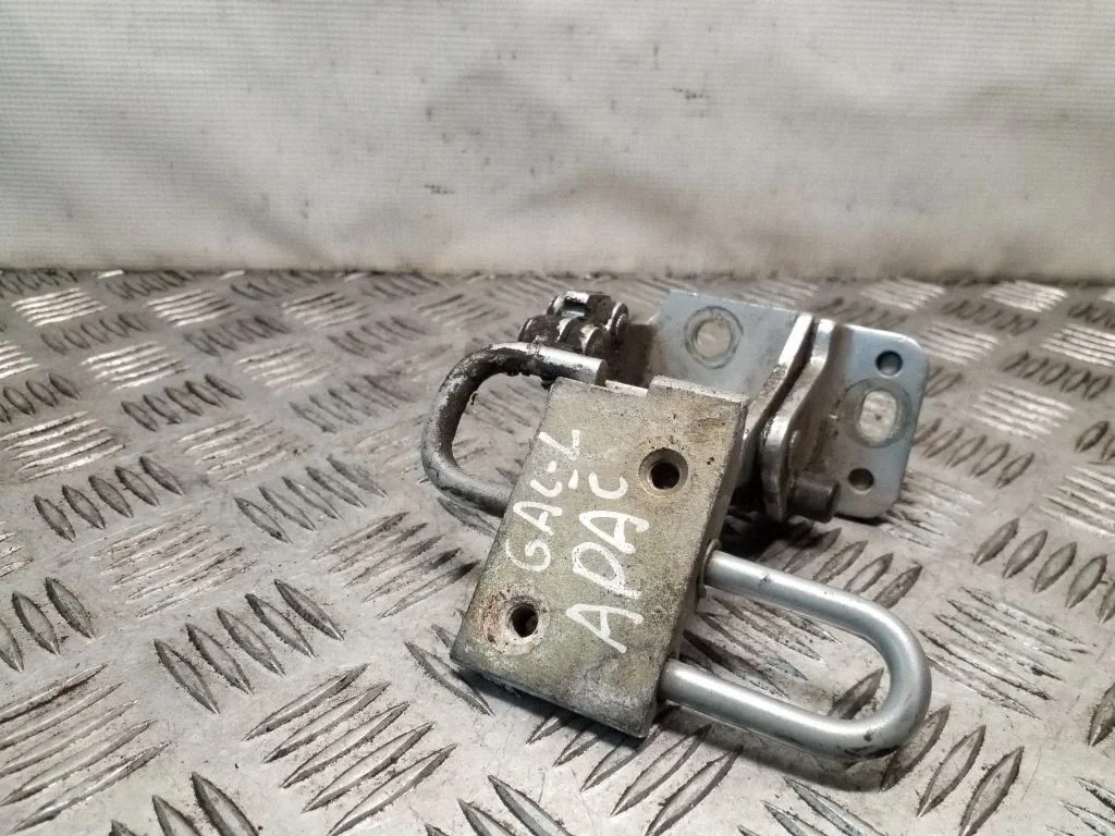 Aizmugurējā apakšējā eņģe 8E0833411