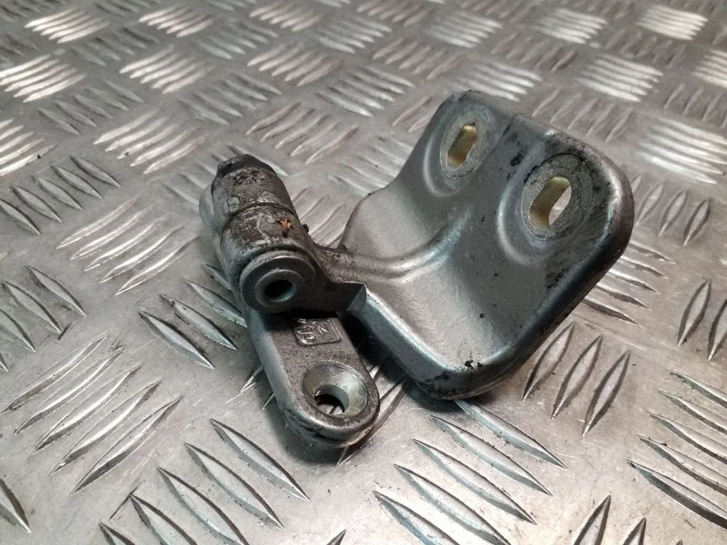 Rear door lower hinge – right