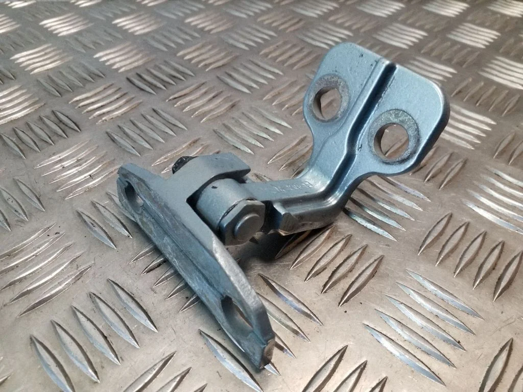 Tagaukse alumine hing 8X23F228A64AC
