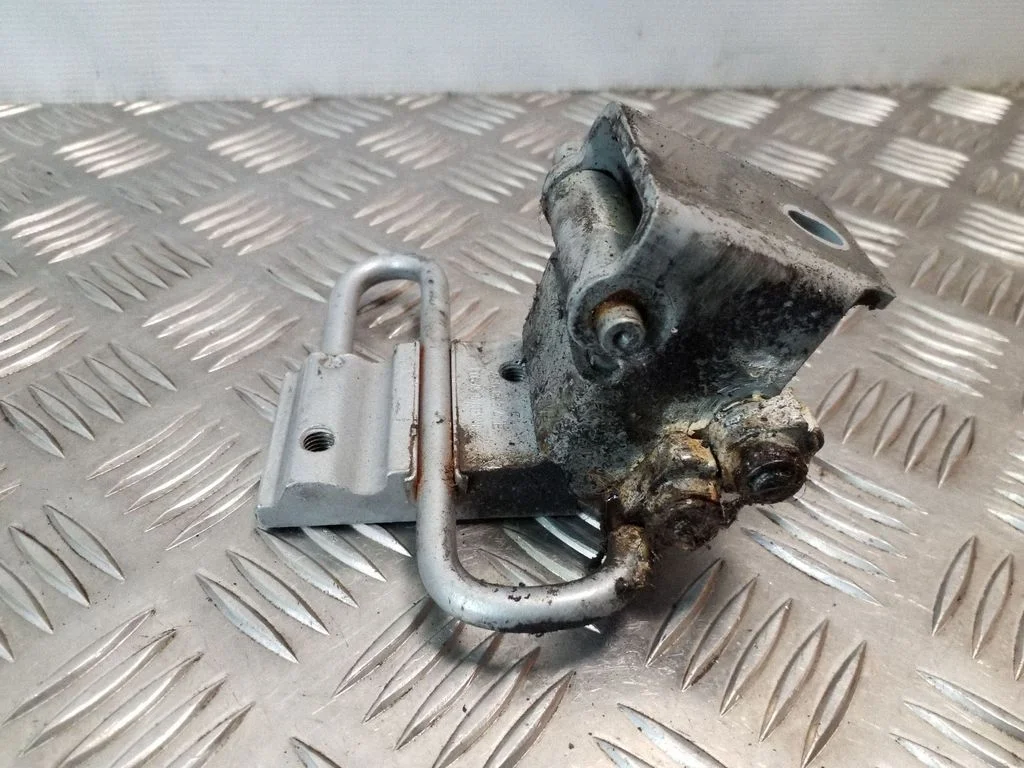 Rear door lower hinge – Audi A6 Allroad C5 (1999-2005)