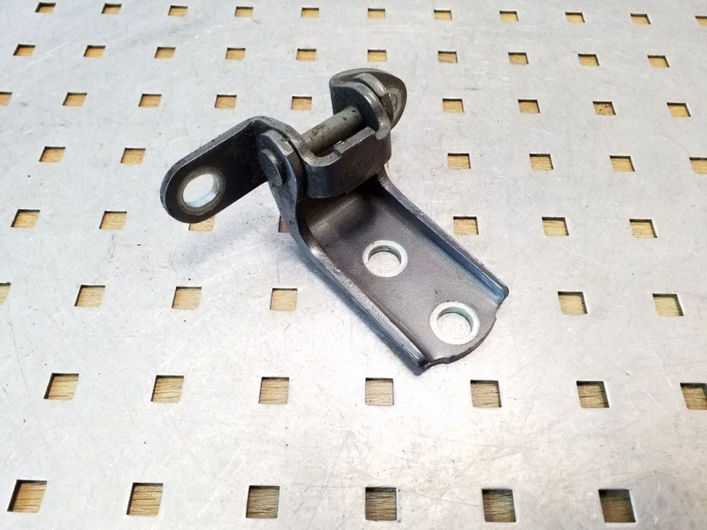 Tagaukse alumine hing – tagumine vasak