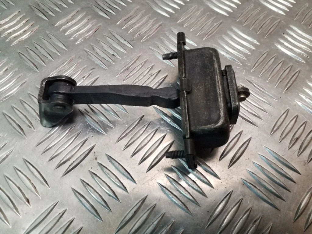 Tagaukse avamispiiraja – Saab 9-5 (1998-2005), parem