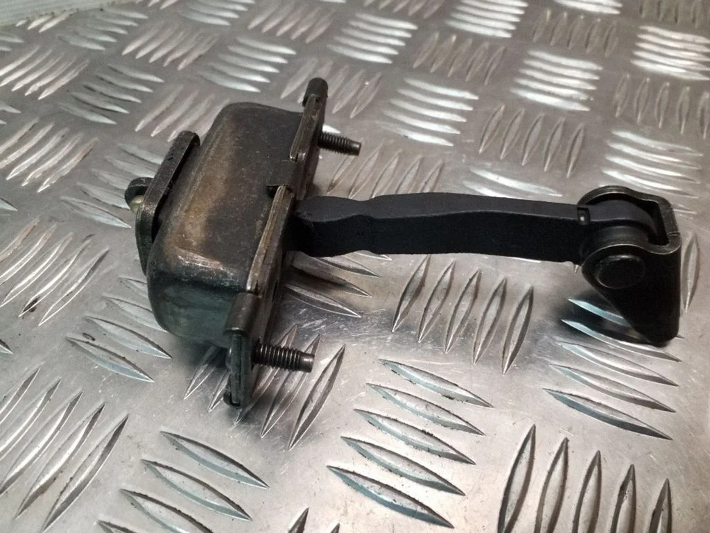Tagaukse avamispiiraja – Saab 9-5 (1998-2005), vasak