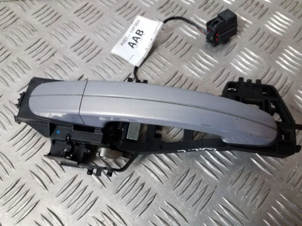 Aizmugurējo durvju ārējais atvēršanas rokturis AM51R266B23AB
