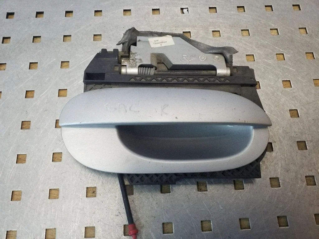 Aizmugurējo durvju ārējais atvēršanas rokturis 8210864
