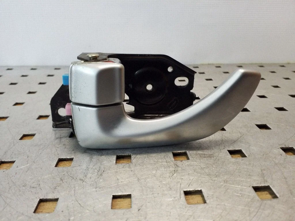 Rear door interior handle – rear left