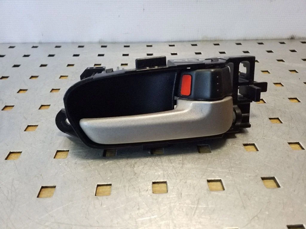 Rear door interior handle – rear right