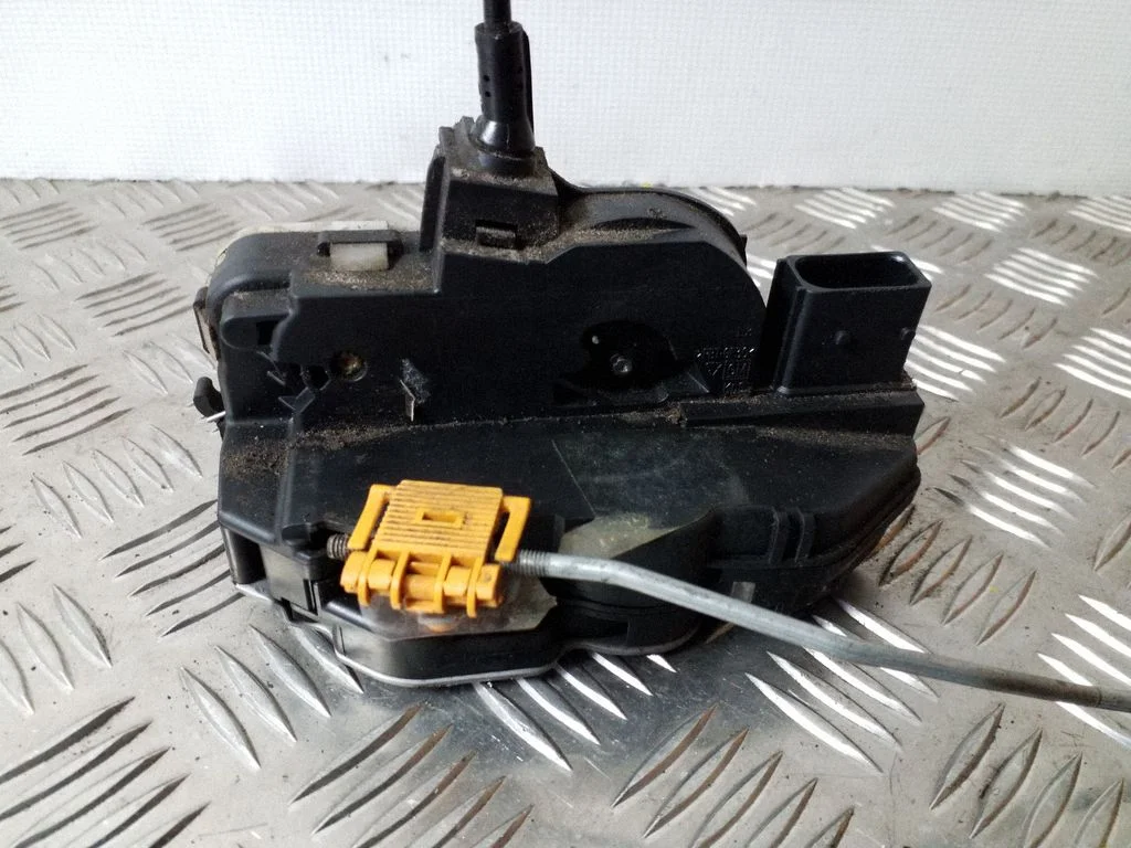 Tagaukse lukk – Opel Astra J (2010-2015)