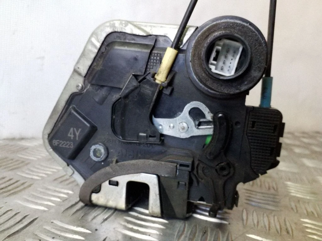 Rear door lock – left