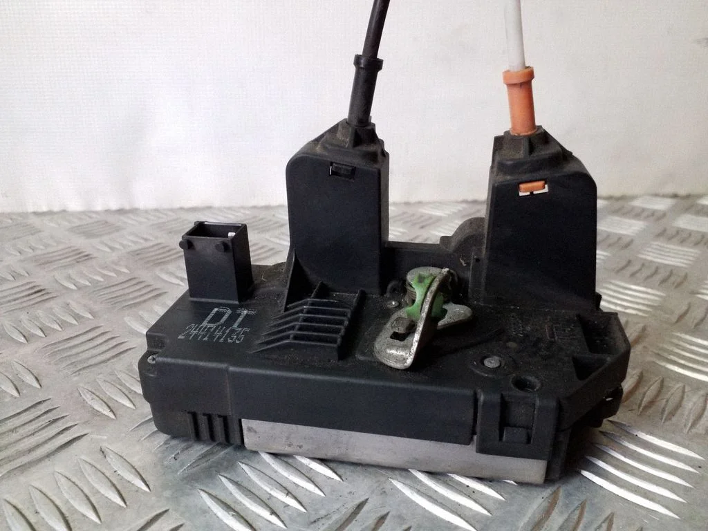 Aizmugurējo durvju slēdzene 24414135