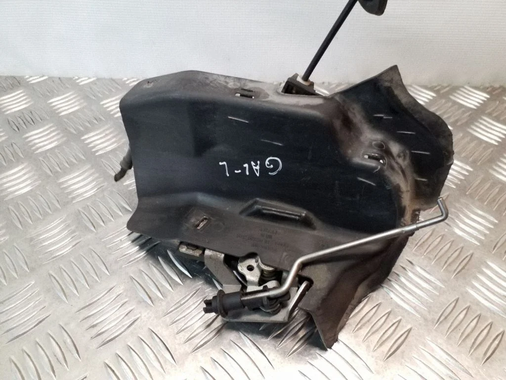 Aizmugurējo durvju slēdzene 8E0839015C