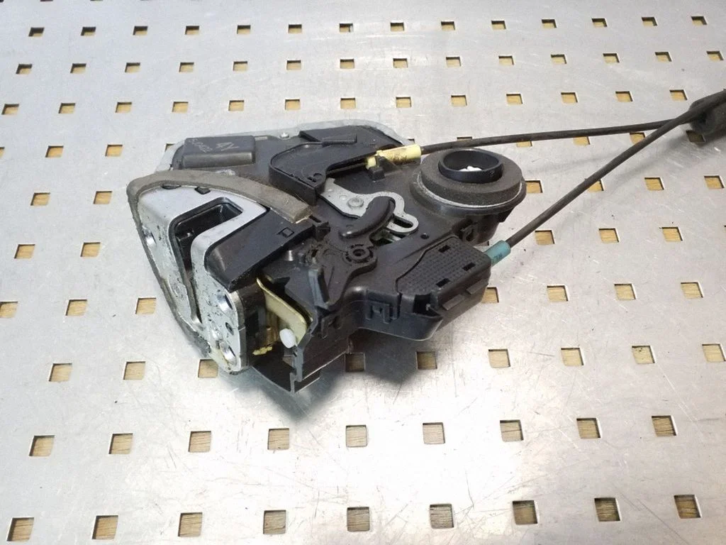 Rear door lock 5J0422