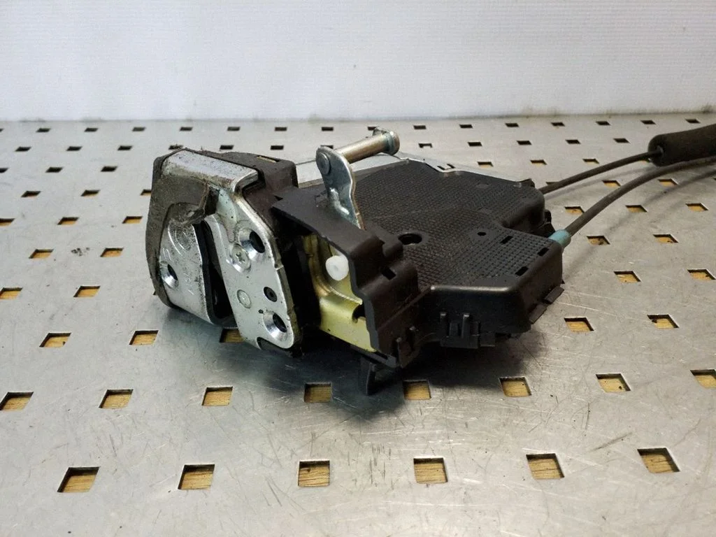 Rear door lock 5J0617